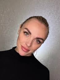 Anna Blossom's Instagram, Twitter & Facebook