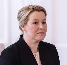 Der ehemann von bundesfamilienministerin franziska giffey (spd), karsten giffey, hat seinen job als beamter in berlin verloren. 0megnfzcxgllym