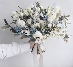 Glucklichen Hochzeitsstrauss Ubergeben Wedding Bridal Bouquet Blue Blue Wedding Flowers Flower Bouquet Wedding