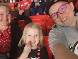 Holly Farnsworth (@hollyferrin)