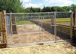 Leichttoren Mit Gitter Die Leichttore Sind Die Erganzung Zu Jedem Geflechtzaun Mit Der Gitterbelegung Ist Die Masche In Der Regel Outdoor Decor Outdoor Deck