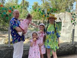 Maybe you would like to learn more about one of these? Kakoj Cvetnik U Dmitriya Devchonki Prosto Prelest Gordon Posetil Zoopark S Zhenoj I Dochermi Bulvar Shoubiz