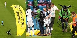 Si complica il cammino dei tedeschi. Europei Uefa Diversi Feriti Per Paracadutista Di Francia Germania