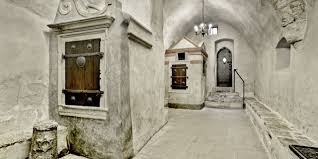 Staronová synagoga je nejstarší synagogou v čr a jedna z nejstarších na světě, pochází ze 13. Staronova Synagoga Synagogue Cz