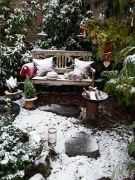Die blumenkübel lassen sich beliebig dekorieren. Mit Etwas Schnee Sieht Meine Deko Im Vorgarten Super Weihnachtlich Aus Gartenhaus Weiss Weihnachtlich Dekorieren Weihnachtsdekoration