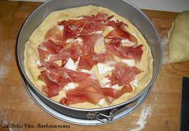 Preparare questa torta salata è molto semplice e davvero velocissimo, non ci metterete più di 5 minuti. Torta Rustica Salata Con Stracchino La Dolce Vita