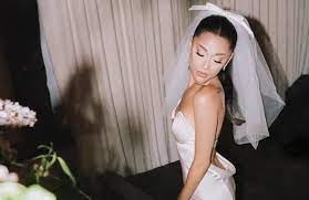 In some happy news to start your week, ariana grande and dalton gomez got married over the weekend, the singer's publicist confirmed to buzzfeed news on monday. Zumywwxckib6am