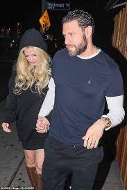 Avril lavigne just won tiktok with her sk8er boi video, featuring tony hawk. Avril Lavigne Hand In Hand With Beau J R Rotem In La Daily Mail Online