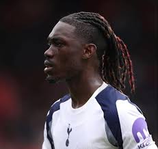 Merkez merkez diye diye dilimizde tüy bitti, inanılır gibi değil ya.  Kenarları atlet yapmakla bitmez, top sürecek adam yok diye diye de tüy  bitti. Sen bir adım atana kadar adamlar üç adım