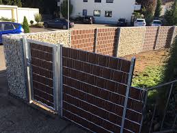 Sichtschutz Zaunanlage Hart Pvc Streifen Mit Gabionen Steinwand System Cz Gb Montiert Von Conmaco Zaunsysteme Zaun Sichtschutz Sichtschutzzaun Garten Zaun