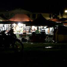 Pada hari ahad yang lalu, saya dan keluarga telah berkunjung ke pasar malam. Pasar Malam Hari Ahad Taman Indah Jaya