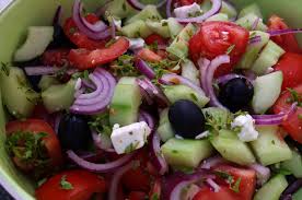 Salade Comme En Grece Tomate Concombre Feta Oignon Rouge Olives Et Basilic Kiyakuisine Salade Cuisson Des Aliments Salade De Fruits