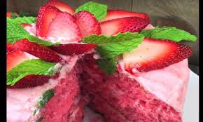 Omg Ce Gateau Aux Fraises Et Son Glacage Au Beurre De Fraises Sont Dignes De La Meilleure Patisserie Food Desserts Fruit