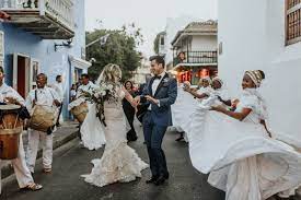 47 Urban Wedding Photos That Will Convince You To Tie The Knot In The City Junebug Weddings Wedding Photos Destination Wedding Photos Urban Wedding