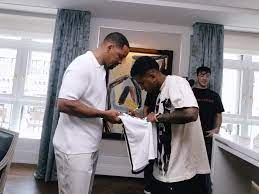 Rodrygo encontra com Will Smith e o presenteia com camisas da Seleção e do Real Madrid