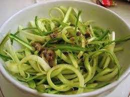 Le puntarelle alla romana sono un piatto tipico della cucina laziale, in particolare di quella capitolina, conosciuto ed apprezzato per essere un contorno versatilissimo, che si presta. Puntarelle In Insalata Unadonna