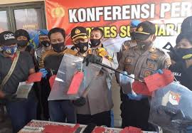 Admin june 7, 2021 leave a comment. Hilangkan Jejak Pembunuh 4 Orang Sekeluarga Di Baki Sukoharjo Buang Pisau Dapur Ke Sungai