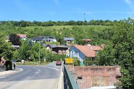 LEA Wertheim : Schülerdelegation Dietrich-Bonhoeffer-Gymnasiums (DBG)  bringt Kleiderspenden