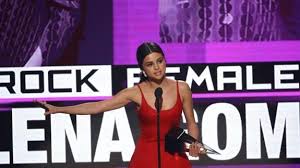 Sin embargo, su videoclip ya se por eso su canción 'cuatro babys' ha caído muy mal en la opinión, porque la letra confunde erotismo con vulgar pornografía pura y dura, que irrespeta. Selena Gomez Tambien Critica A Maluma Y Sus Cuatro Babys La Verdad