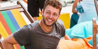 An undeniable attraction unites ale and summer, two people from very different worlds. Ludovico Tersigni 10 Curiosita Sull Attore Di Summertime E Skam Italia