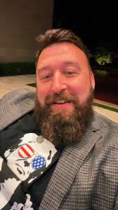 Chris Alv (@chrisalvarou)