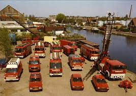 verzameld groot brandweermateriaal op het terrein van de ons aan de van heekstraat in 1983 rechts ziet u de schiedamse schie de bran brandweer foto rotterdam