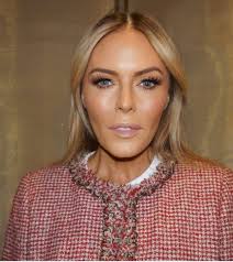 Hoping that's Tony award winner Roger Bart !!! You should have won Tony's  in every show that you've been in ! I've seen em all !!! Love from Nursie  in Long Island. (