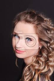 Was soll jetzt noch kommen. Attraktive Junge Frau 20 25 Jahre Alt Posiert Uber Schwarz Blick Fototapete Fototapeten Schone 20s Mode Myloview De