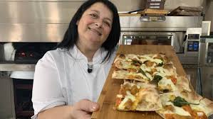 Ricetta della pizza in pala alla romana. Dall Amore Per La Pizza Alla Pinsa Oggi Anche Gluten Free Ottopagine It Benevento