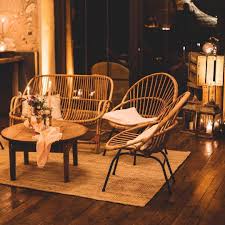 Prenez Place Installez Vous Confortablement Et Profitez Fauteuils Coque En Rotin Banquette En R En 2020 Mobilier De Salon Salon Vintage Mobilier De Mariage