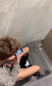 STRAIGHT GUY CAUGHT WANKING IN PUBLIC TOILET - ThisVid.com