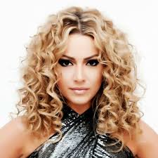 Dabei wollen die durchaus gepflegt werden foto: Locken Blond Idee Damen Frisuren Fruehling Sommer Mittellange Haare Dauerwelle Lose Dauerwelle Lockige Frisuren