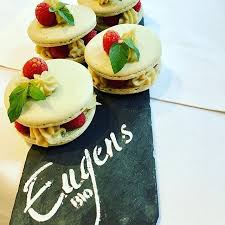 Pistazien Macaron Mit Himbeeren Eugensbiopatisserie Konstanz Lebenwiegottinfrankreich Macarons Macaronlover Restaurant Catering Desserts Food