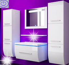 Es besteht aus einem unterschrank mit zwei türen, einer ablage, einem waschbecken aus keramik und einem spiegel. Badmobel Set Weiss Hochglanz Kaufland De