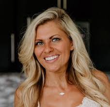 Julianne Hensley's Instagram, Twitter & Facebook