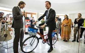 Overleden mark rutte fiets aangetroffen in woning wognumstraat. 11 X Minister President Mark Rutte Op De Fiets In Den Haag En In Het Buitenland Indebuurt Den Haag