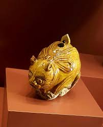 遼代黃褐釉貓形水注water pot in shape of cat in amber glaze liao dynasty 916ad heritage museum shapes art