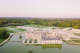 A Destination French Chateau Wedding In Paris In 2020 Chateau Wedding French Chateau Weddings France Wedding