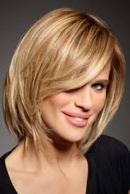 Coupe Au Carre Avec Meche Sur Le Cote Intermede Cheveux Mi Long Coupe De Cheveux Coiffure Mi Long
