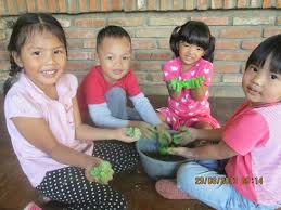 Assalamualaikum wr wb, teman teman, kita akan masuk ke sub tema baru ni, yaitu panca indera,, apa sih panca indera?? Belajar Panca Indra Bersama Tk A Cerita Kembang