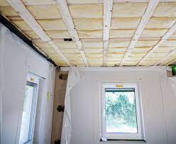 Viele häuser haben ein ausgebautes dachgeschoss bei der die dachflächen entweder nicht oder nur mangelhaft gedämmt sind. Zimmerdecke Dammen Moglichkeiten Im Trockenbau Bauen De