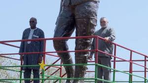 Elle était prévue pour être installée dans un carrefour important. Rawlings Joins Burkinabe President To Unveil Statue Of Thomas Sankara Photos
