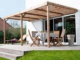 La Terrasse Ombragee Par Une Pergola En Bois Devant La Maison Accueille Une Table Pour Des Repas Agreables Et Un Transat Rustic Pergola Outdoor Pergola Pergola