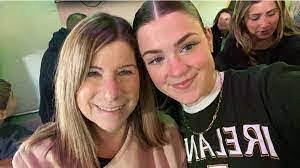 Anna Houlihan's Instagram, Twitter & Facebook