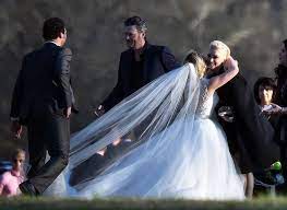 Voice Contestant Raelynn Woodward Gets Married Celebrity Bride Guide Gwen Stefani And Blake Gwen And Blake Blake Shelton