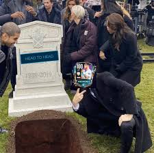 Browse and share the top press f to pay respects gifs from 2021 on gfycat. Meme Press F To Pay Respects Futmobile