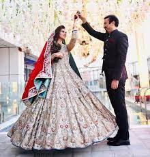 Last year madiha naqvi tied the knot with mqm leader faisal sabzwari which was quite an amusing news that a journalist tied the knot with a politician. Some Clicks Of Madiha Naqvi With Husband Faisal Subzwari Trendinginsocial Latest Entertainment Fashion Technology Sports News