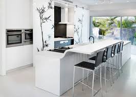 En esta cocina, la isla define sus dimensiones por la estufa que se encuentra el mármol en el diseño de una cocina moderna. Cocinas Modernas Con Isla 100 Ideas Impresionantes