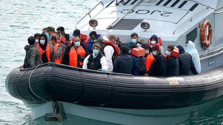 Keir Starmer attacks government record on migrant crossings - BBC News