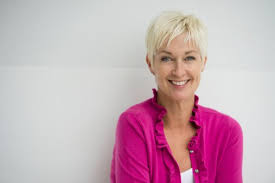 Coupe de cheveux court femme mûre de plus de 50 ans. Coiffure Decouvrez Les Tendances Automne Hiver 2020 2021